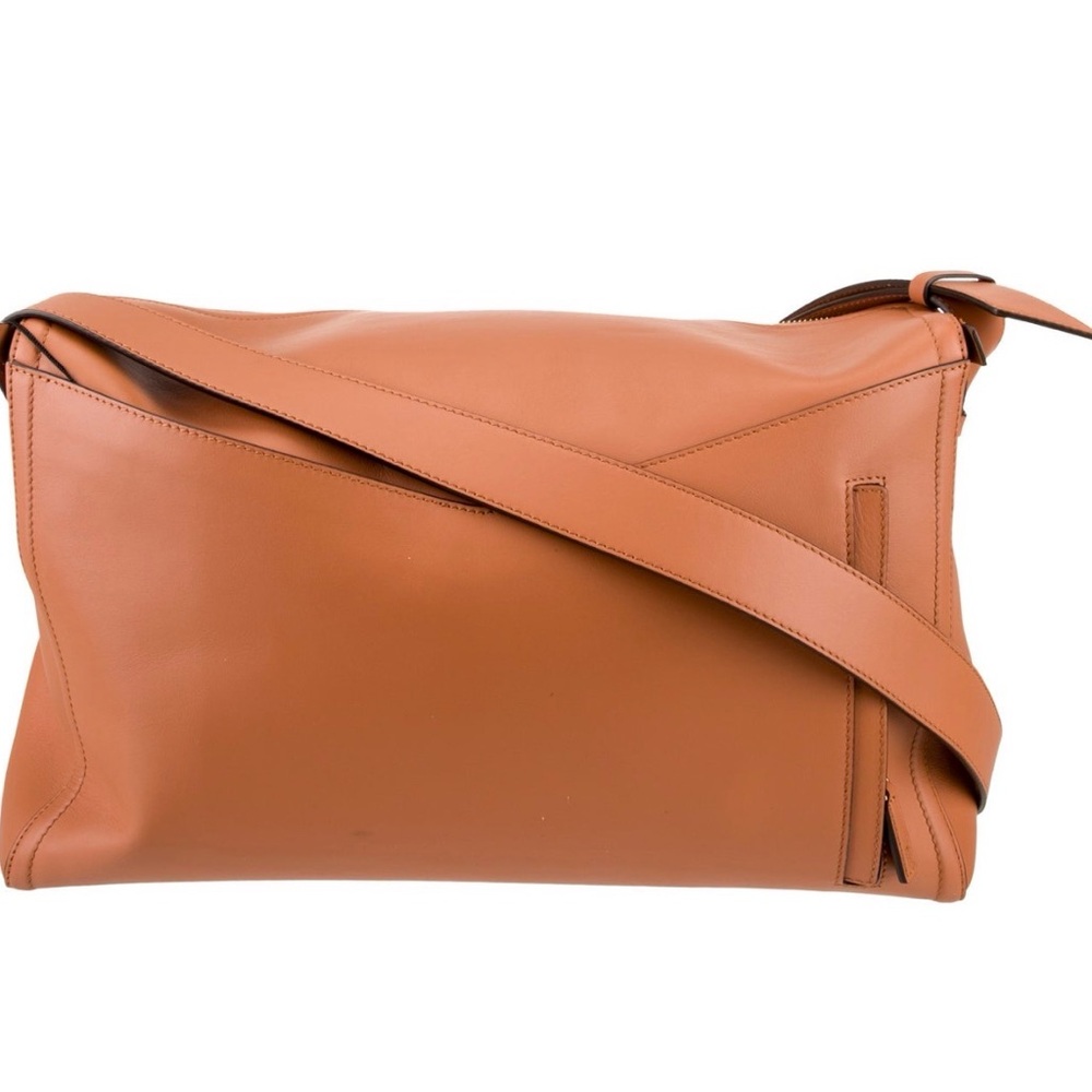 MCM NWT 3D Diamant Leather messenger BAG
Comes with dust bag and mcm cards - Picture 3 of 12